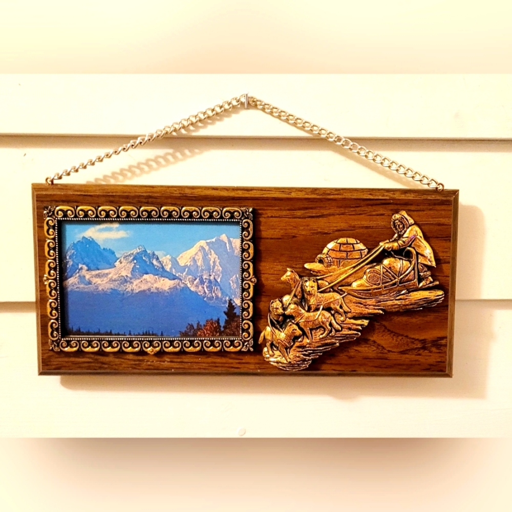 ALASKA 1960S KITSCHY COLLECTOR WALL PLAQUE